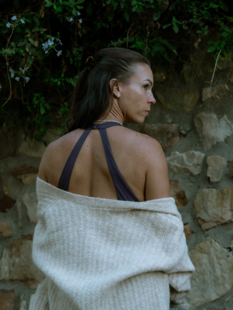 Śliwkowy top Jala Deep Plum z wycięciem na plecach – JOYINME