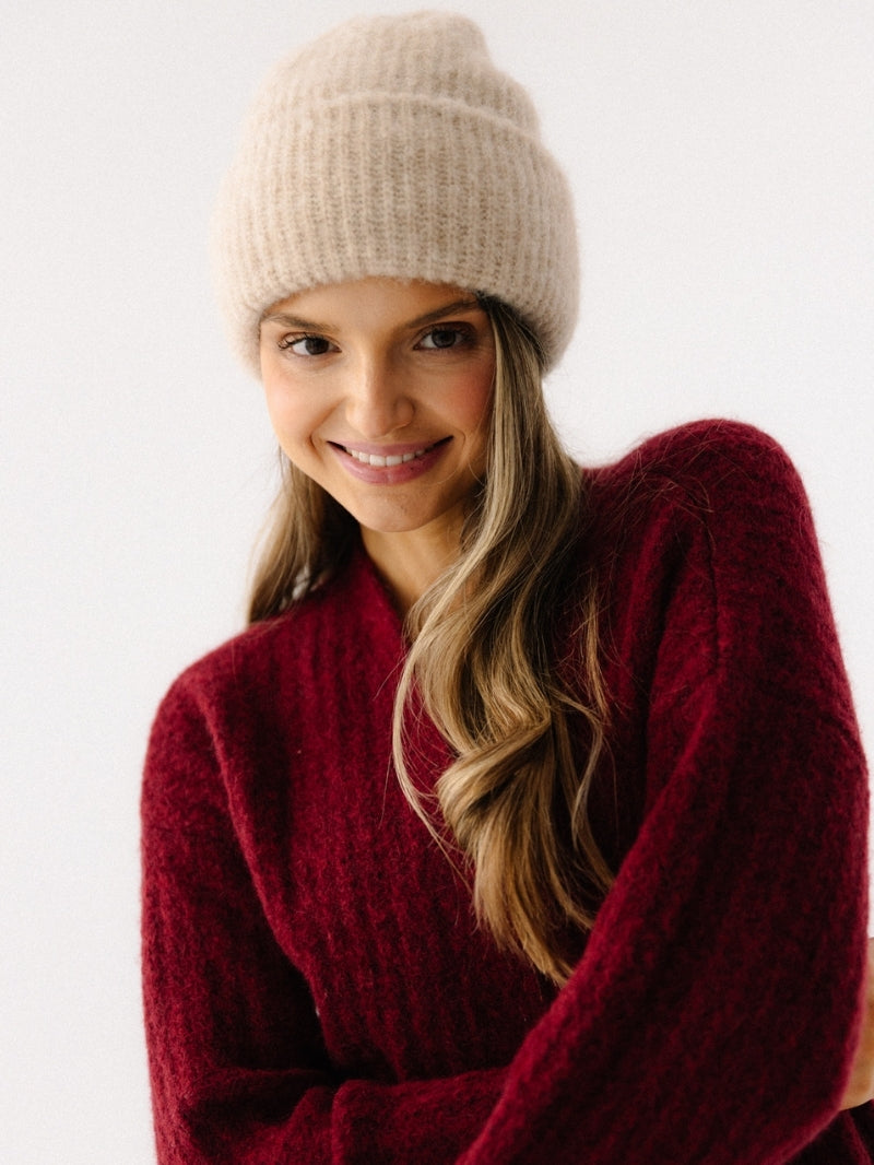 Czapka damska z alpaki i wełny jagnięcej w beżowym odcieniu — miękki i delikatny materiał, właściwości termoregulacyjne