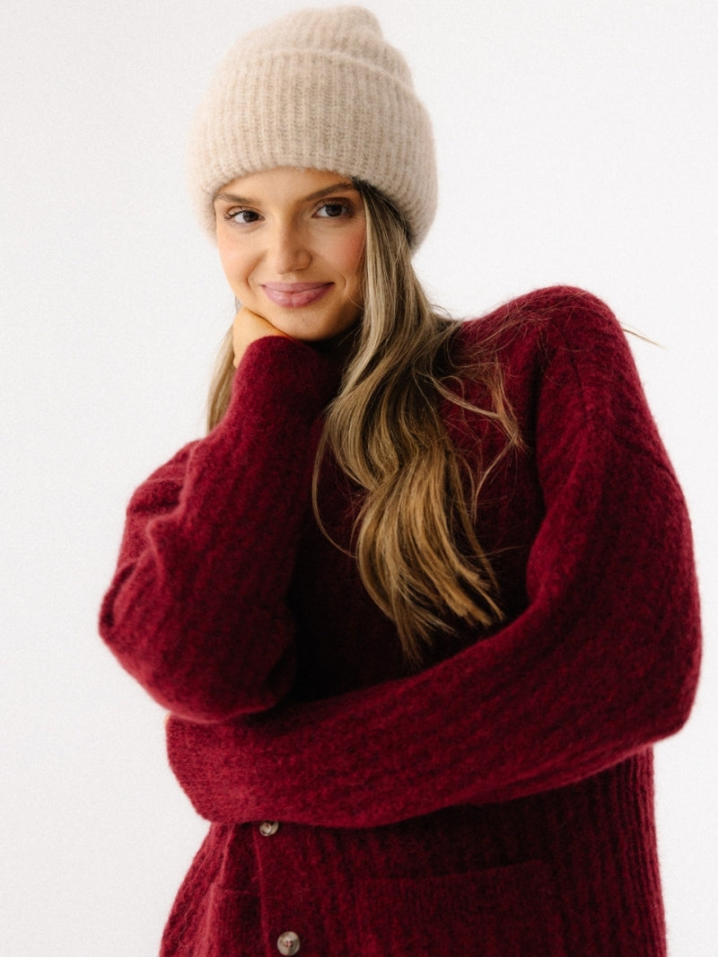 Beżowa damska czapka z wełny alpaki i jagnięcej z naturalnych włókien i z elastycznym ściągaczem