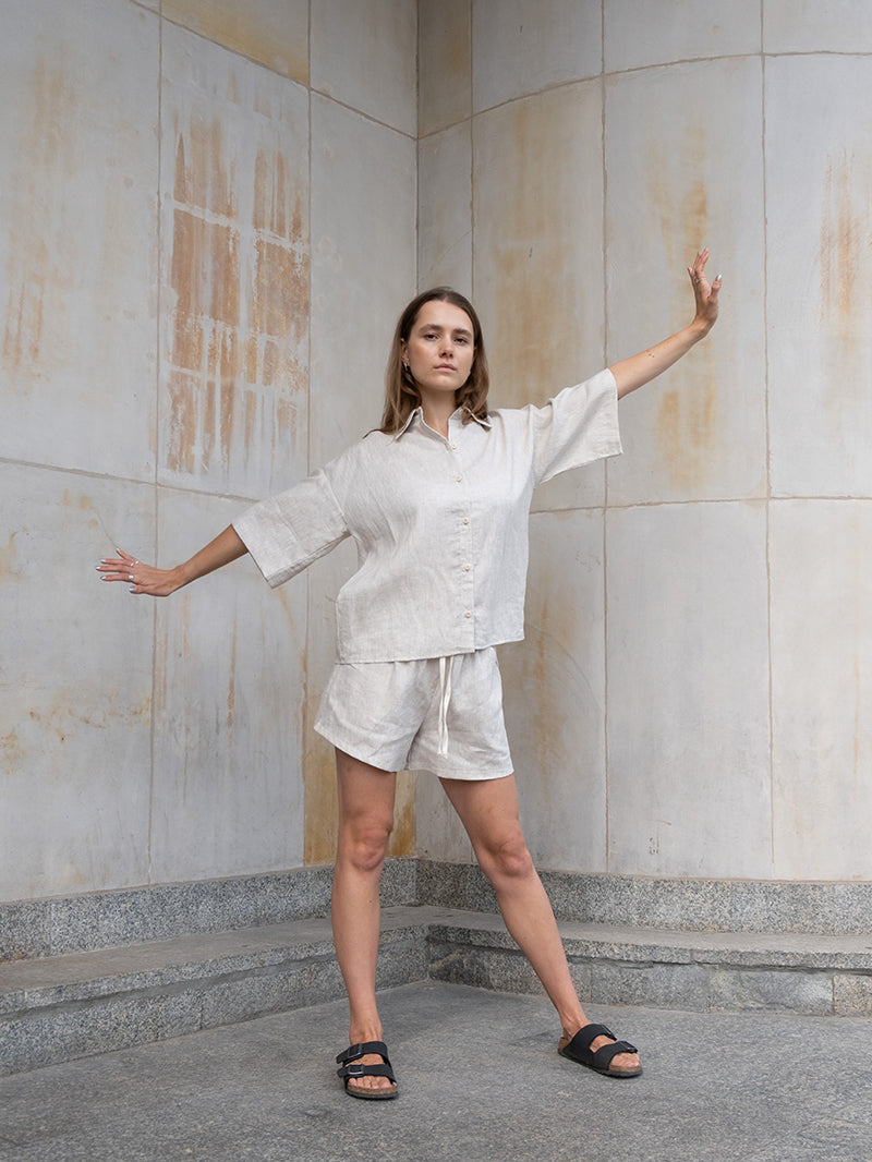 Modelka w zestawie Break - bezowa lniana koszula damska i szorty
