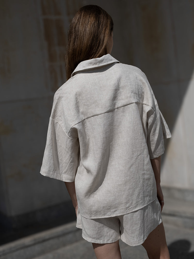 Beżowa lniana koszula z krótkim rękawem Break - widok z tyłu