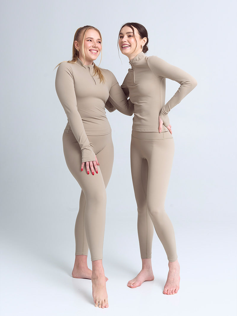 Beżowe legginsy do ćwiczeń o długości 7/8 z kolekcji Oneness - modelki w zestawie z longsleevem Motion