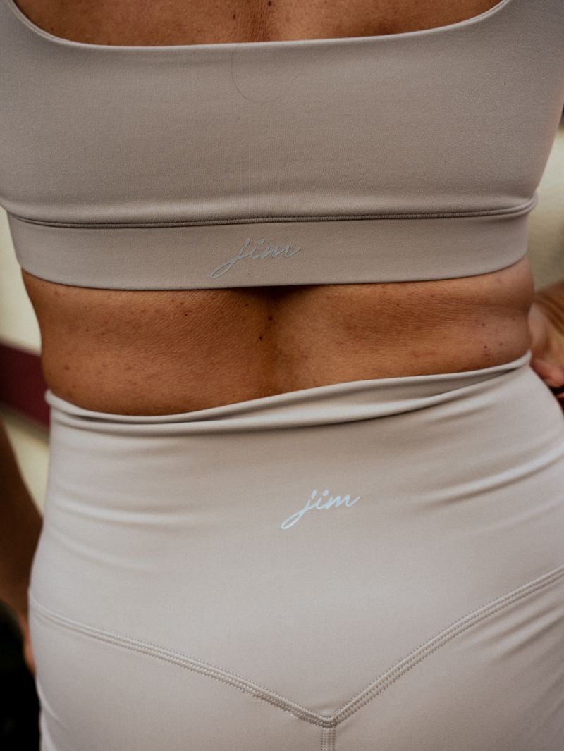 Beżowy crop top sportowy z kwadratowym dekoltem - widok na plecy