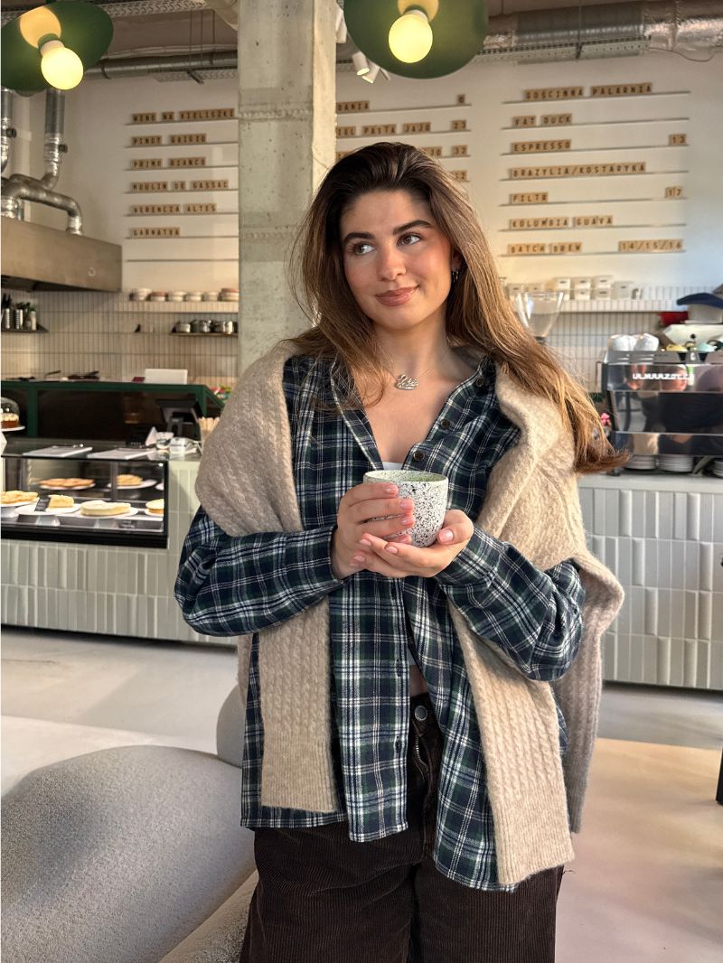 Jesienny outfit z kolekcji Cozy Escape - beżowy kardigan z wełny alpaki, flanelowa koszula, prosty biały top i szerokie spodnie w brązie w JOYINME