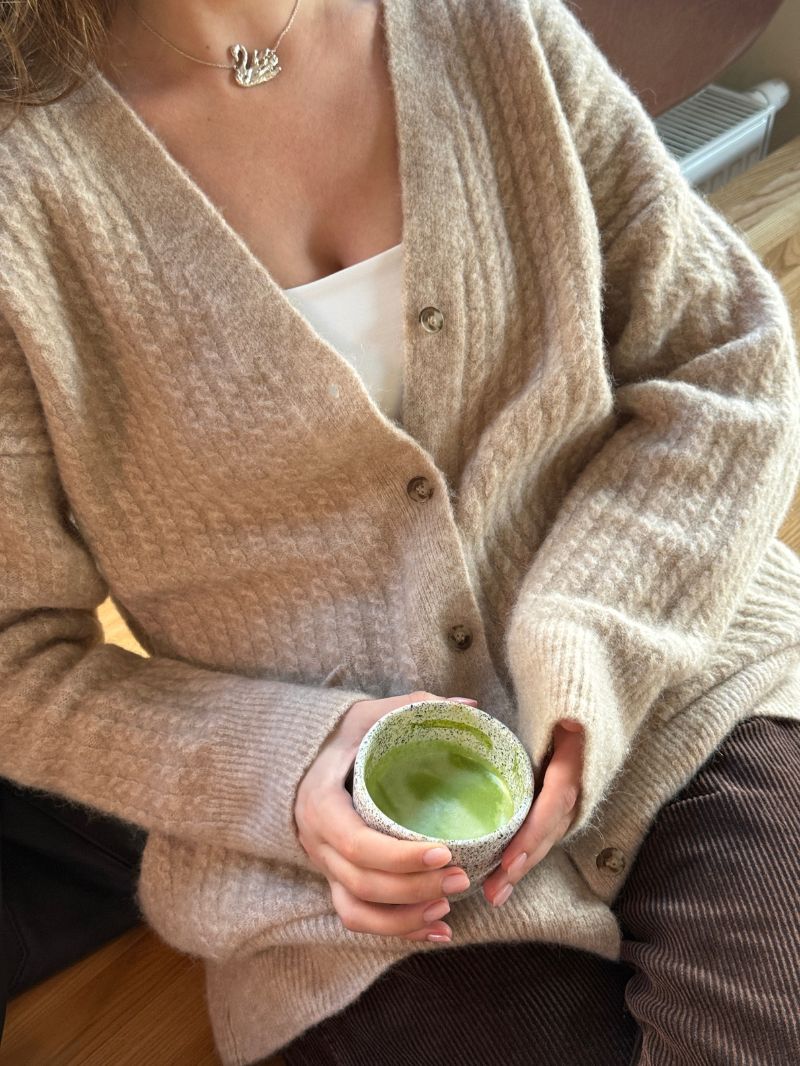 Beżowy ciepły sweter z weły alpaki i jagnięcej - drugi krój i praktyczne, głębokie kieszenie