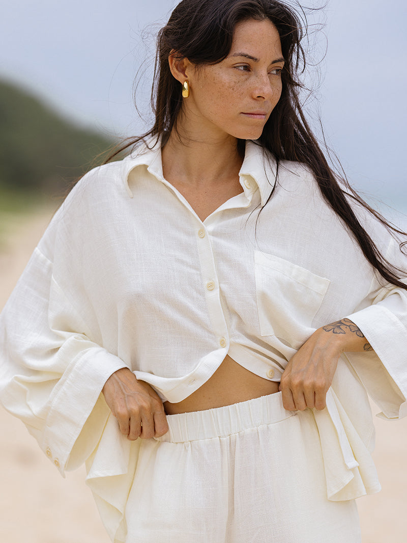 Biała lniana koszula damska Calmness - wersja rozpięta