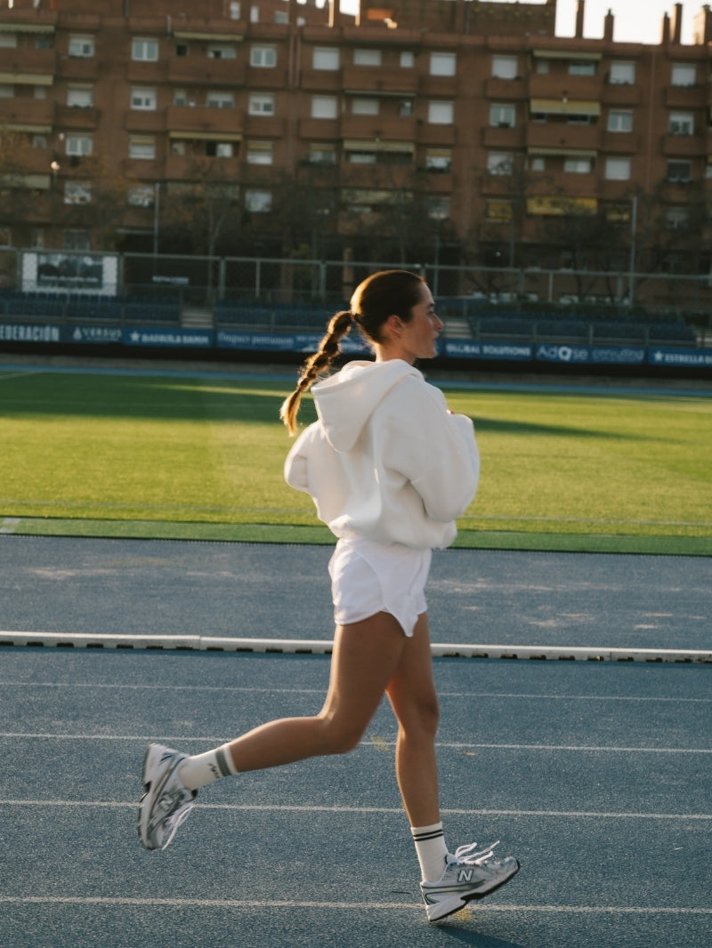 Białe dwuwarstwowe szorty treningowe o luźnym kroju - sportowym set z luźną bluzą oversize