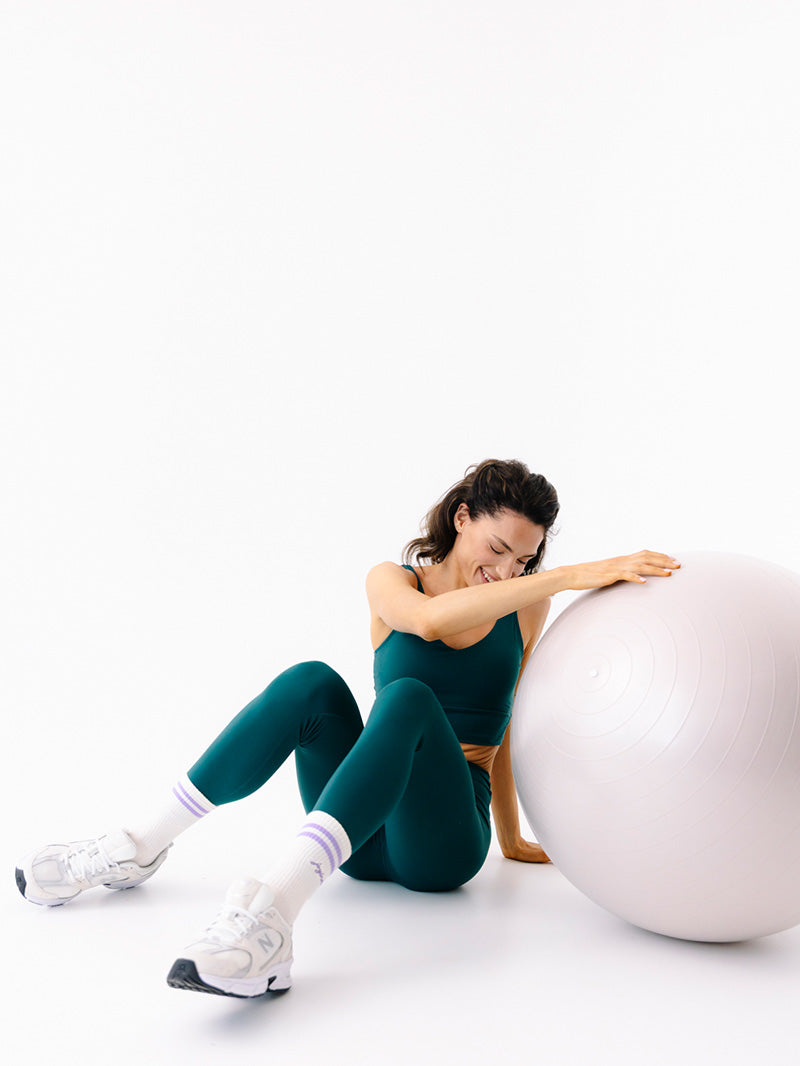 Białe skarpetki bawełniane z fioletowymi paskami - set podczas ćwiczeń w legginsach i topie