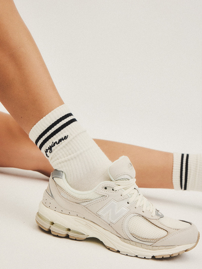 Białe skarpetki do jogi z czarnymi paskami i logo JOYINME