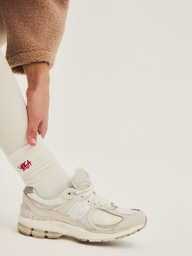 Białe skarpetki do jogi z czerwonym haftem YOGA - zestaw z jasnymi butami sportowymi