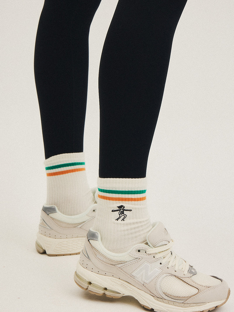 Białe skarpetki do jogi z kolorowymi paskami i haftem joginki z logo JOYINME