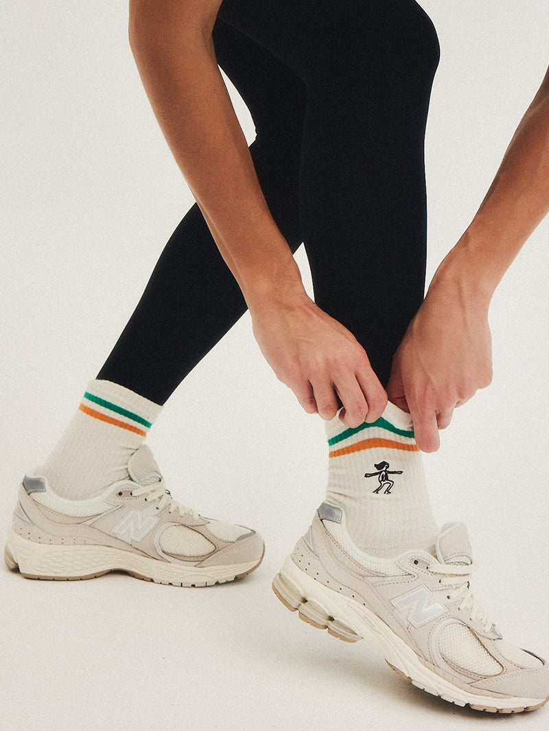 Białe skarpetki do jogi z kolorowymi paskami YOGA GIRL - widok na wysokość skarpetek