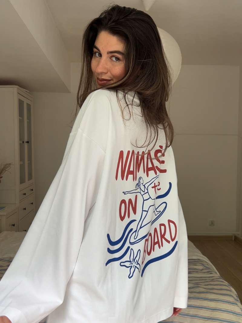 Biała koszulka damska z długimi rękawami o luźnym kroju i z nadrukiem - widok na nadruk na plecach