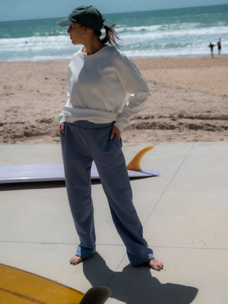 Biała koszulka damska z długimi rękawami o luźnym kroju i z nadrukiem - widok na szerokość rękawów