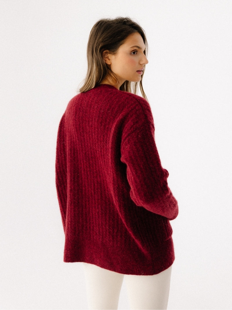Bordowy sweter z wełny alpaki i jagnięcej - widok na tył
