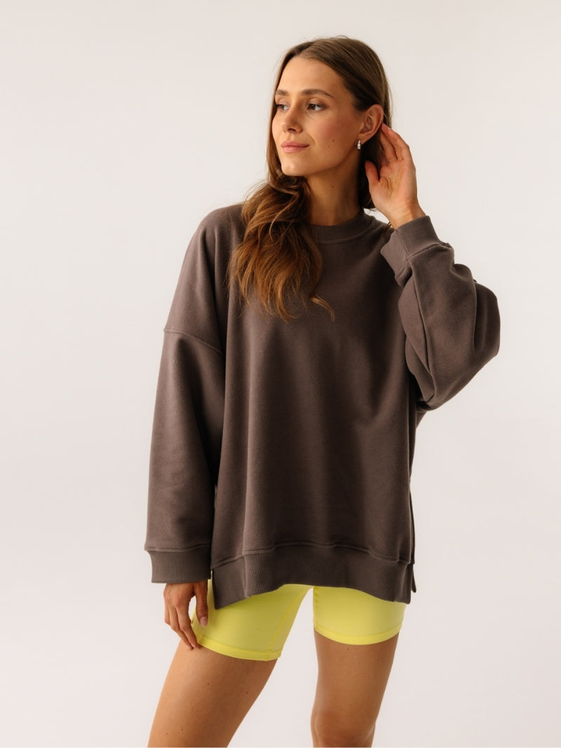 Brązowa, luźna bawełniana bluza oversize Kind - pullover z żółtymi szortami