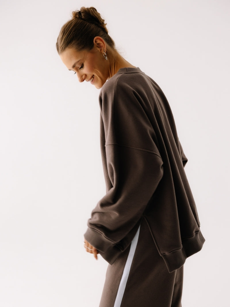 Brązowa, luźna bawełniana bluza oversize Kind - widok na rozcięcie z boku