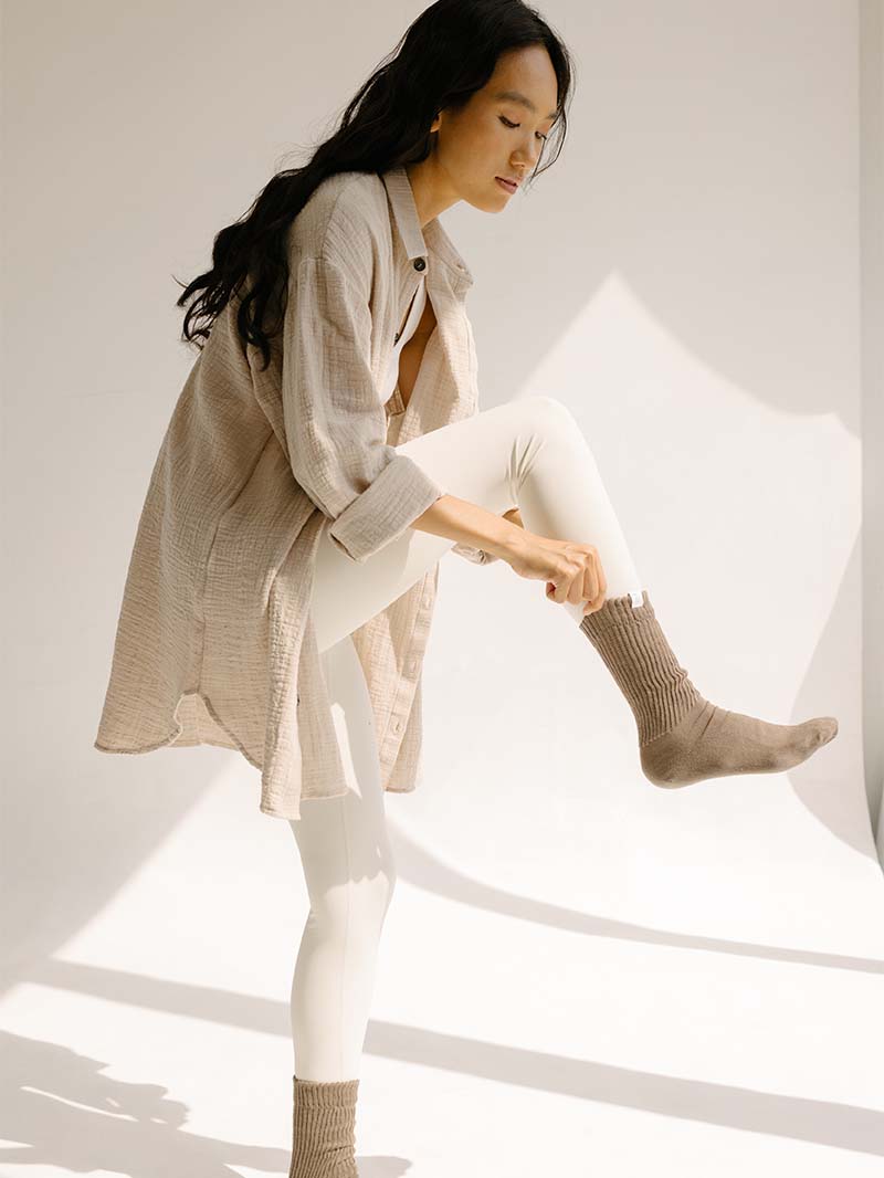 Bawełniane damskie skarpetki do jogi i na co dzień w kolorze brązowym