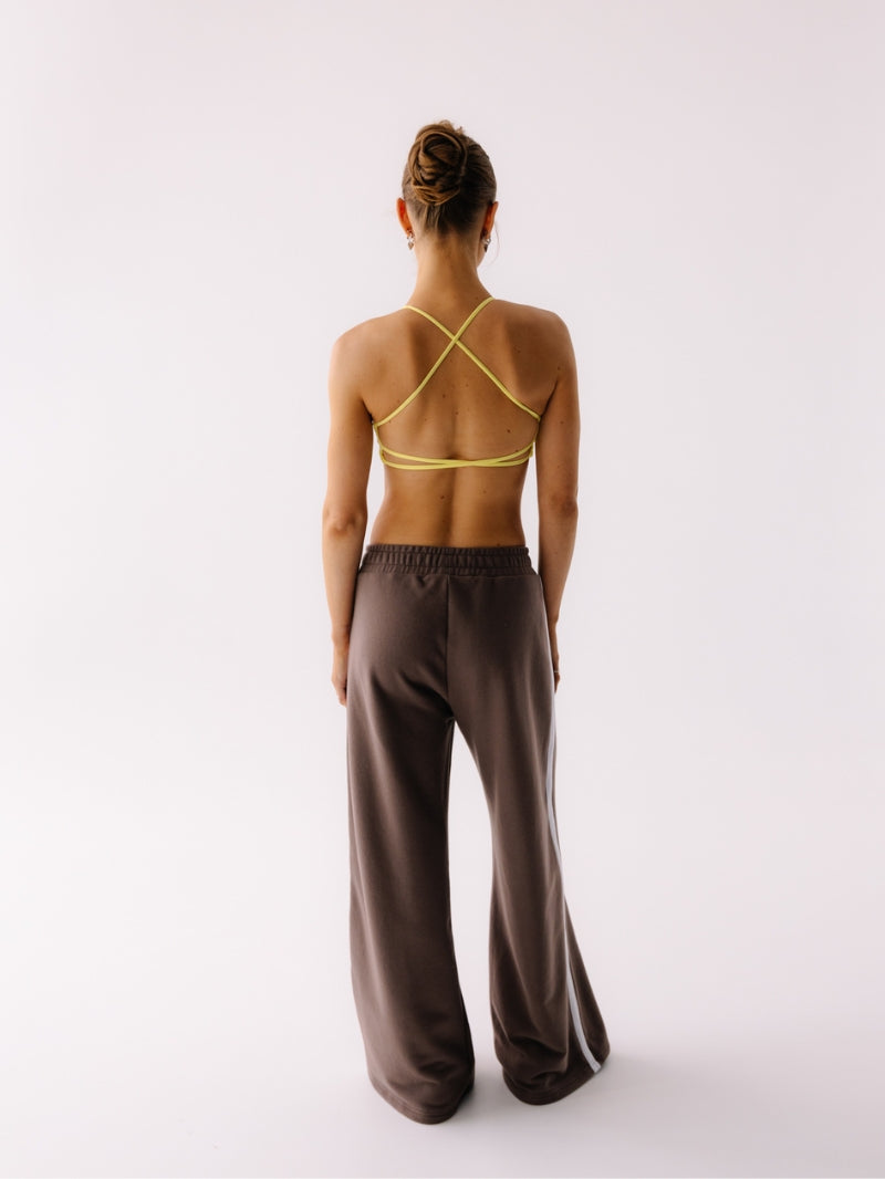 Brązowe bawełniane spodnie z lampasem - widok z tyłu