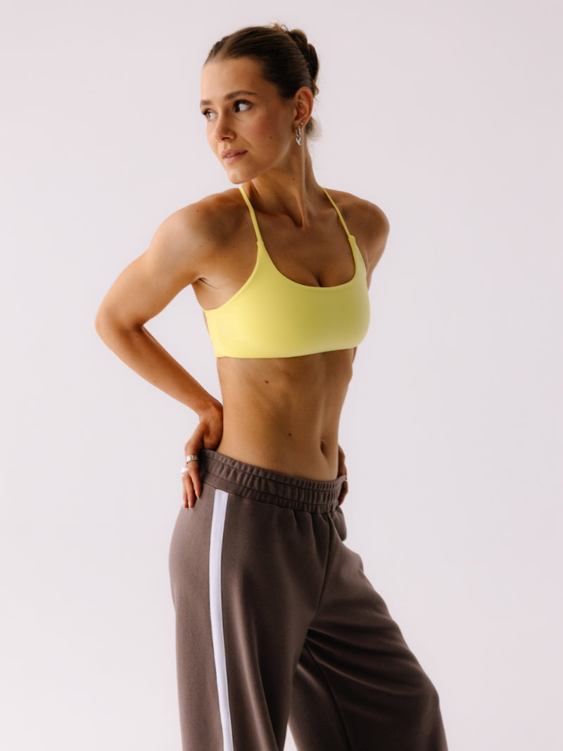 Brązowe bawełniane spodnie z lampasem - set z żółtym stanikiem sportowym