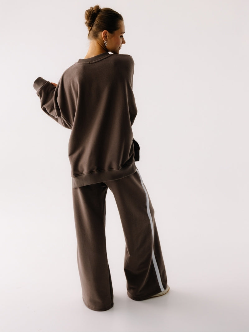 Brązowe bawełniane spodnie z lampasem - outfit z brązową bluzą oversize