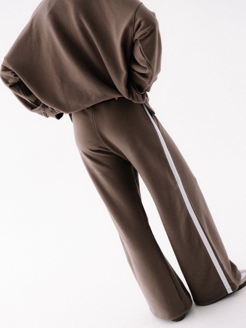 Brązowe damskie bawełniane spodnie z lampasem z serii Comfort - widok na krój z tyłu