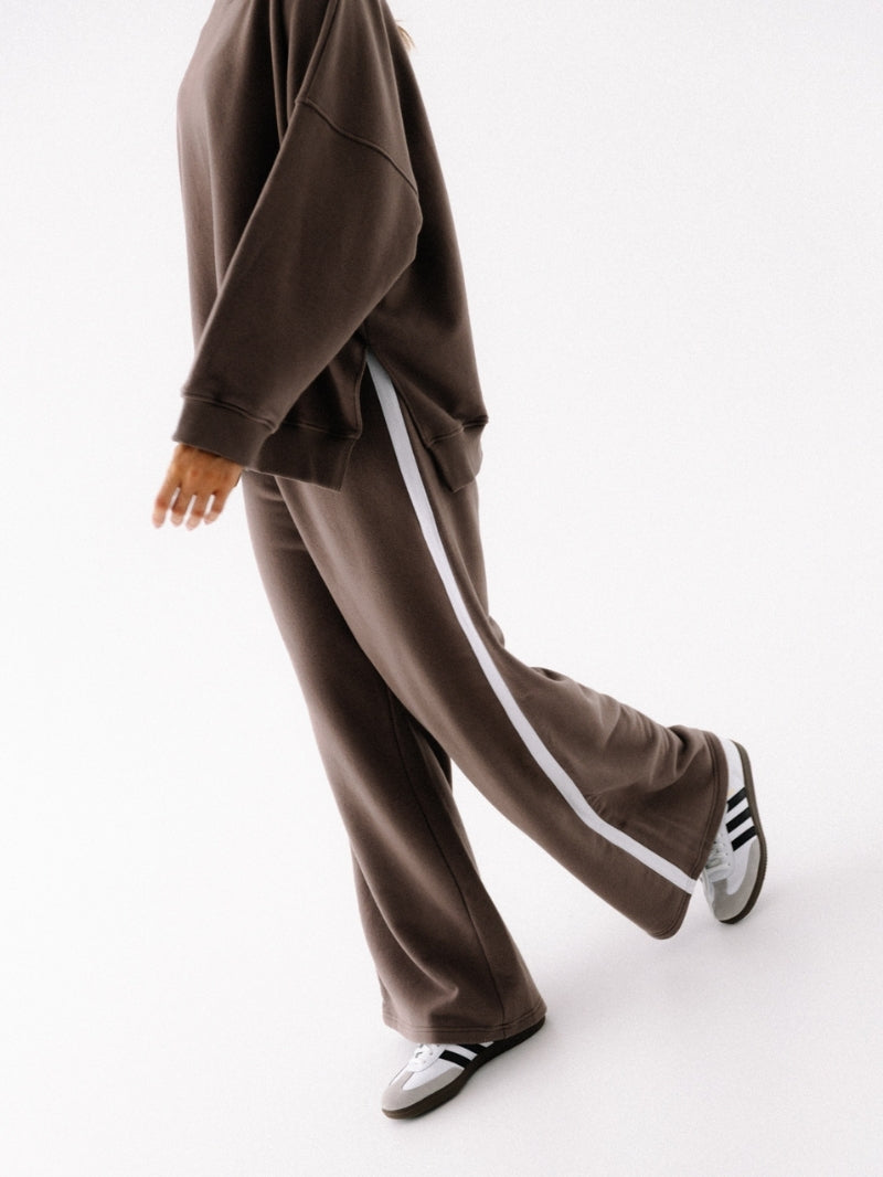 Brązowe damskie bawełniane spodnie z lampasem z serii Comfort