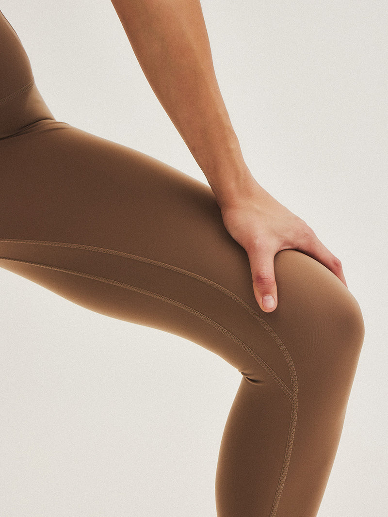 Nogawka brązowych legginsów do jogi z serii Oneness