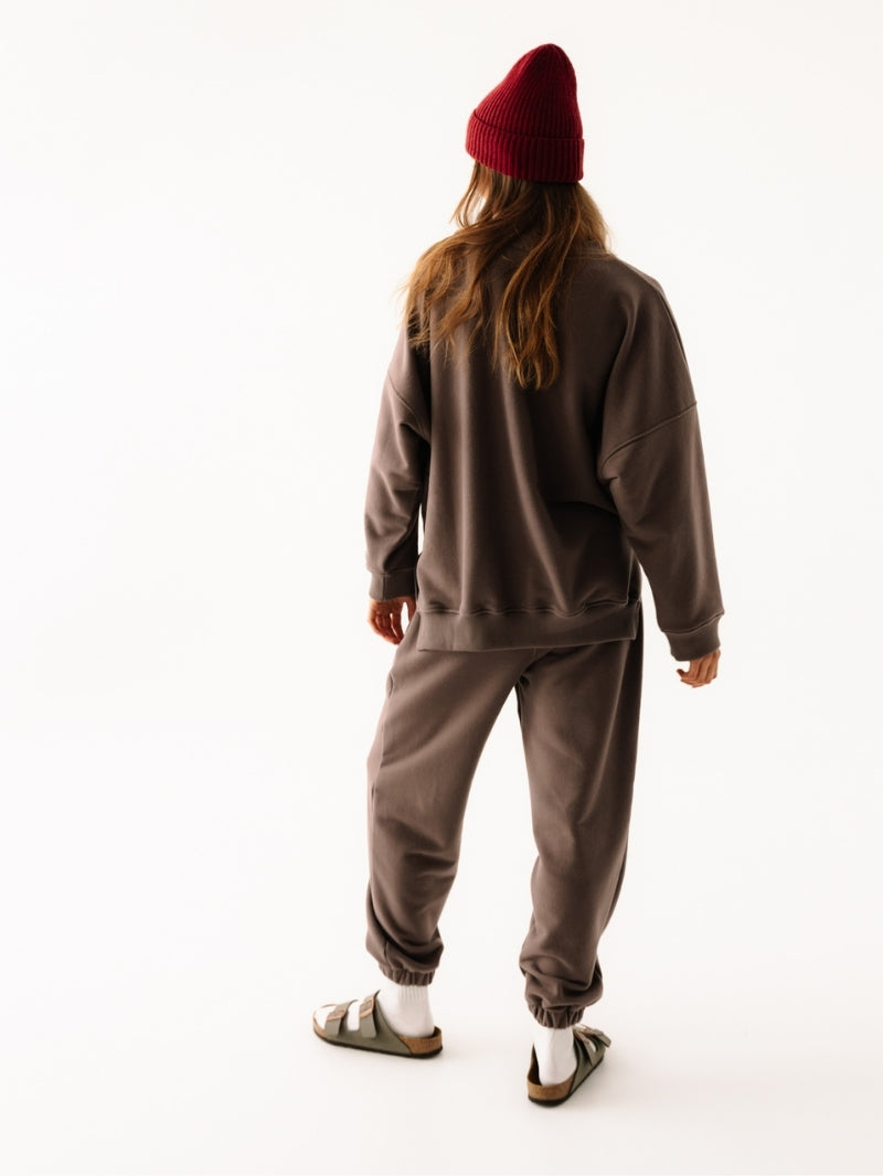 Brązowe, luźne bawełniane spodnie dresowe KIND - widok na szerokie nogawki
