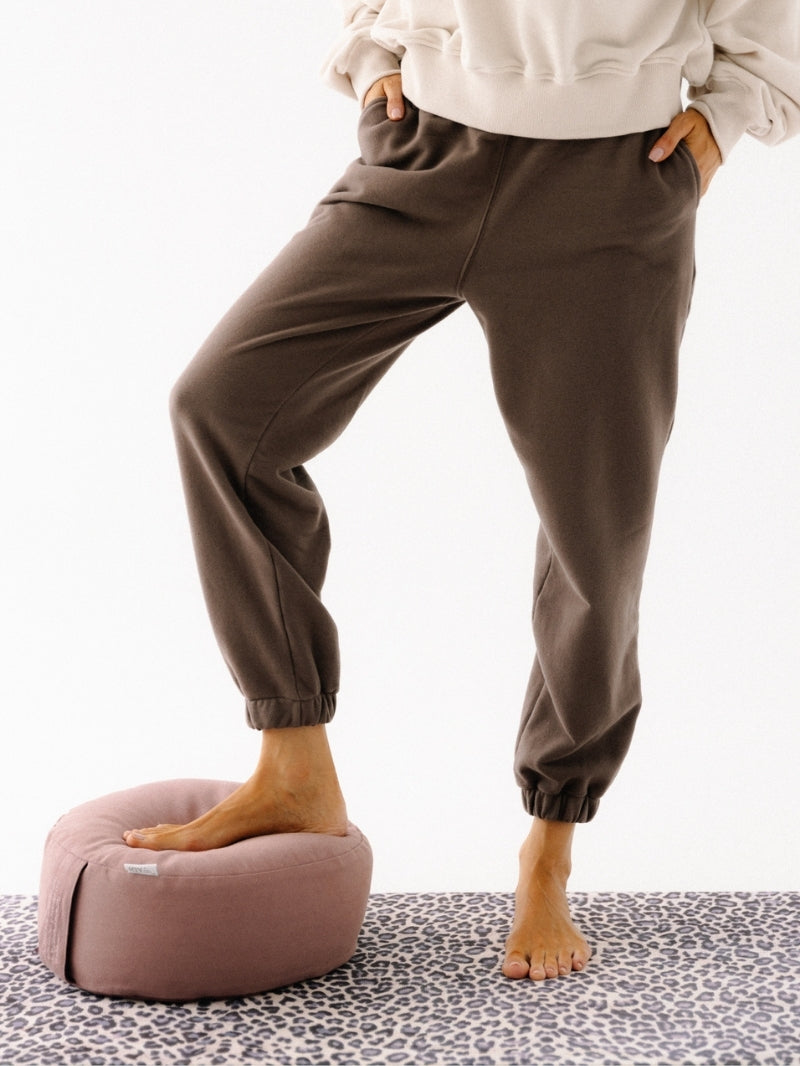 Brązowe, luźne bawełniane spodnie dresowe damskie KIND - widok na ściągacze na nogawkach