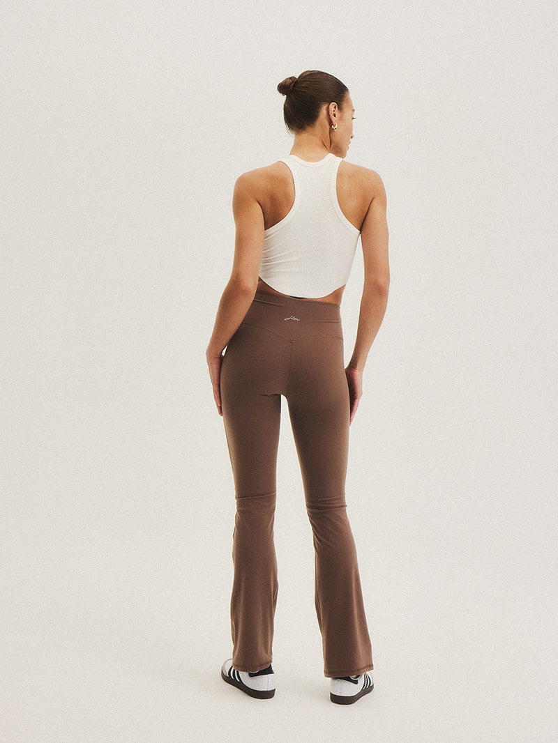 brązowe spodnie flare z JOYINME - widok z tyłu