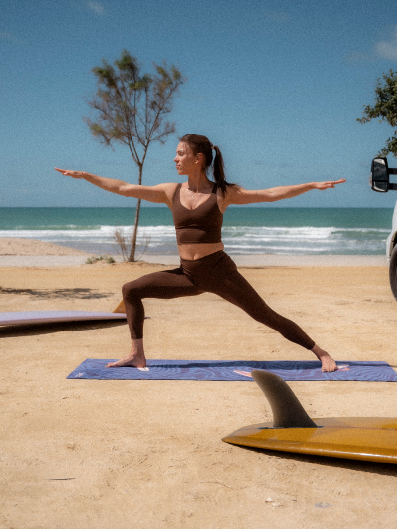 Brązowy damski crop top do ćwiczeń Grace - zestaw z brązowymi legginsami Oneness i niebieską matą do ćwiczeń
