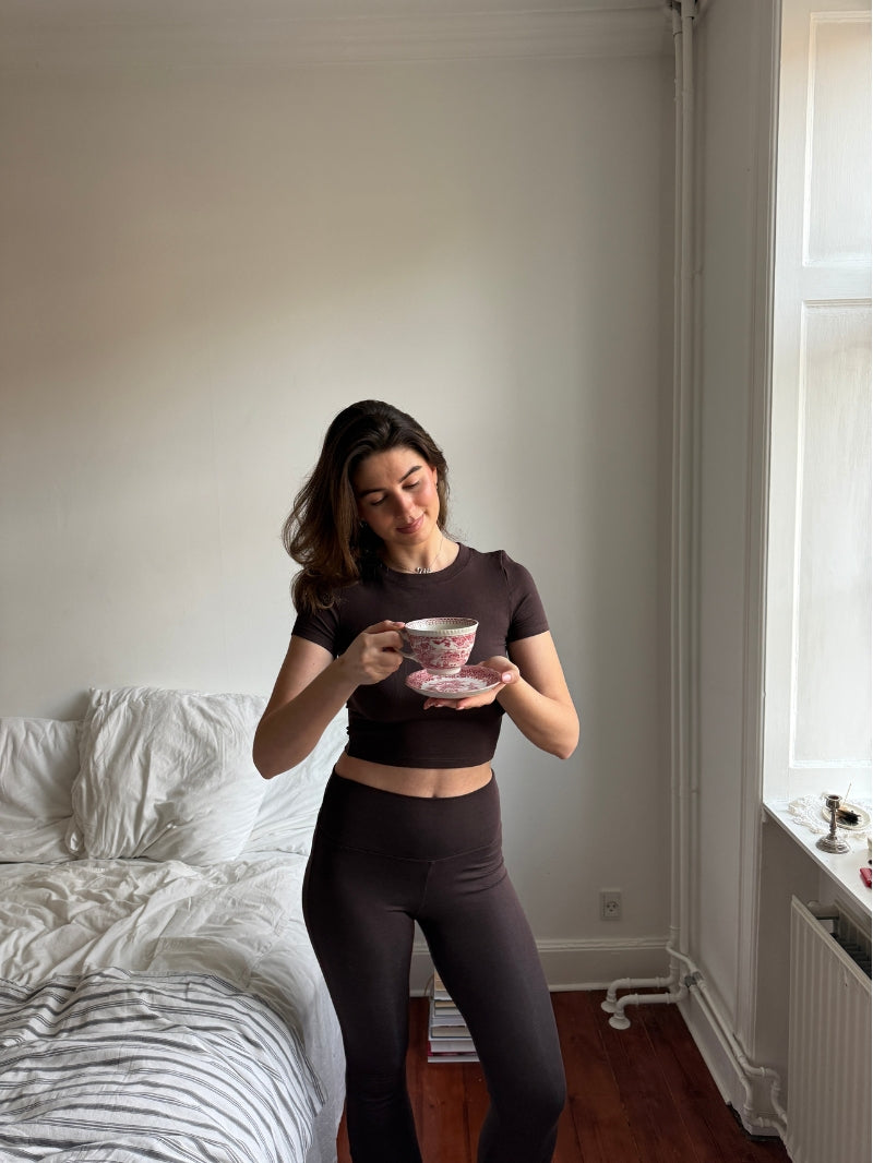 Brązowy damski t-shirt z prążkowanego materiału - do spania i na co dzień, w secie z legginsami w tym samym odcieniu