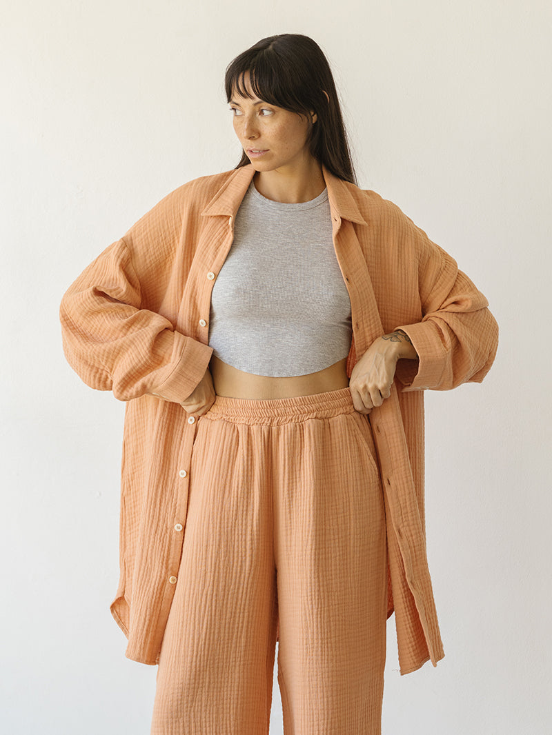 Brzoskwiniowa damska koszula bawełniana Rest 2.0 - zestaw z krótkim topem i bawełnianymi luźnymi spodniami