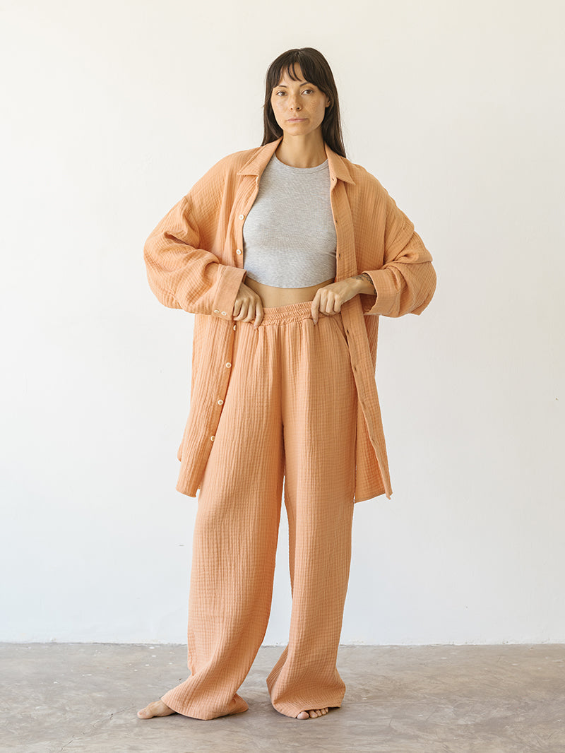 Brzoskwiniowa damska koszula bawełniana Rest 2.0 - widok na rozpiętą wersję