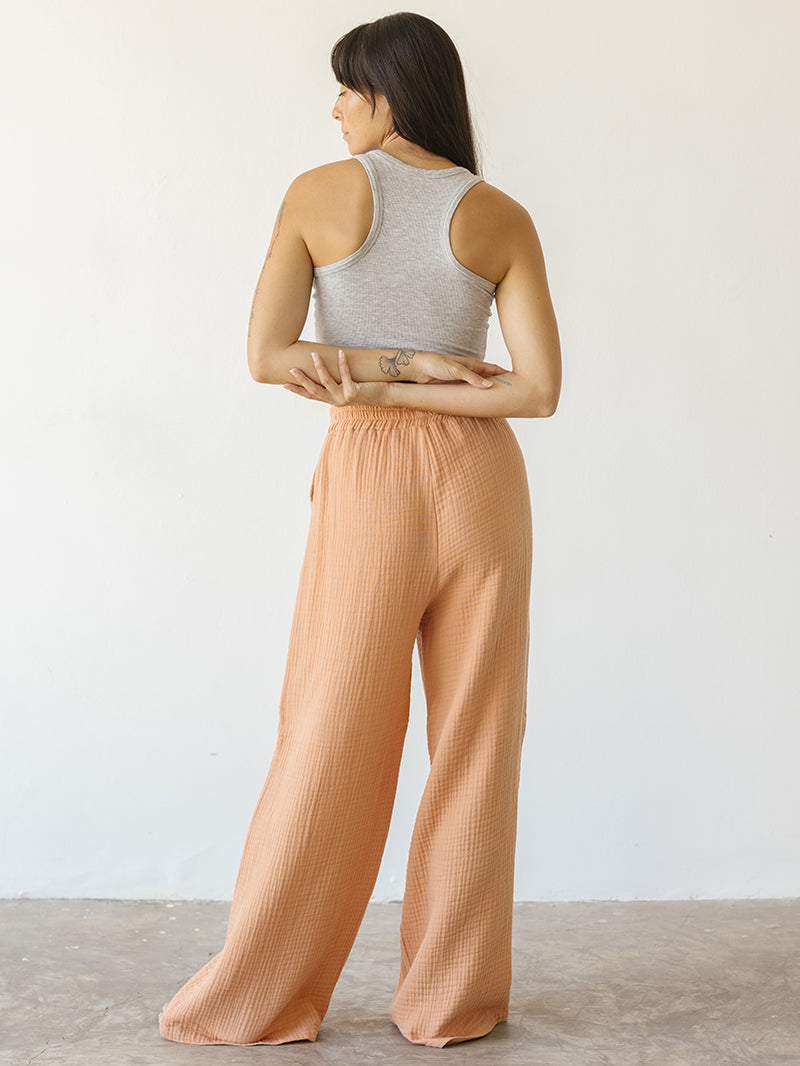 Brzoskwiniowe damskie spodnie bawełniane Rest 2.0 - widok z tyłu