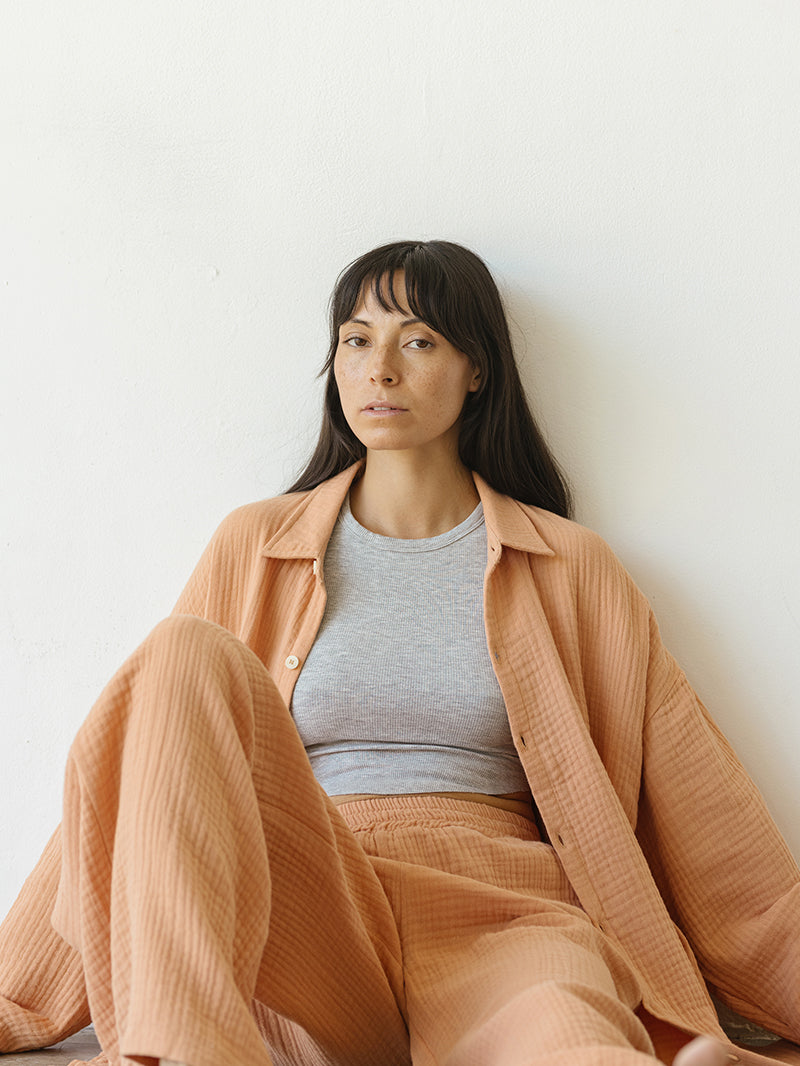 Brzoskwiniowe damskie spodnie bawełniane Rest 2.0 - ułożenie materiału podczas siedzenia