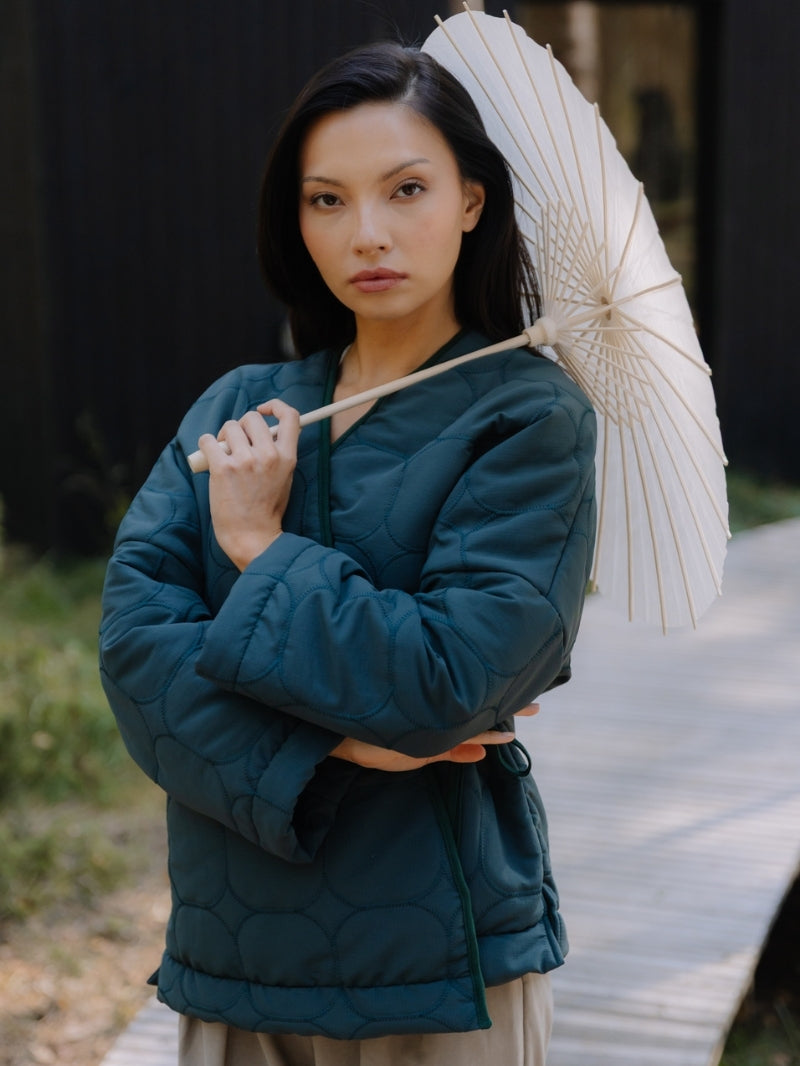 Damska pikowana kurtka z asymetrycznym wiązaniem w butelkowej zieleni ispirowana japońską prostotą w kolekcji Hizen