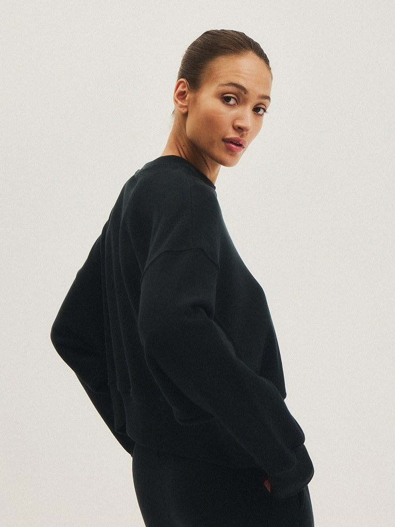 Profil modelki w bluzie WAVE, uwydatniający jej minimalistyczną elegancję