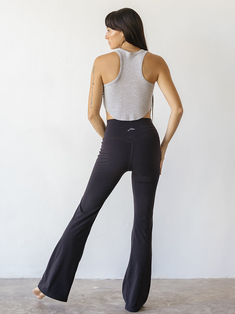 czarne spodnie flare - widok z tyłu