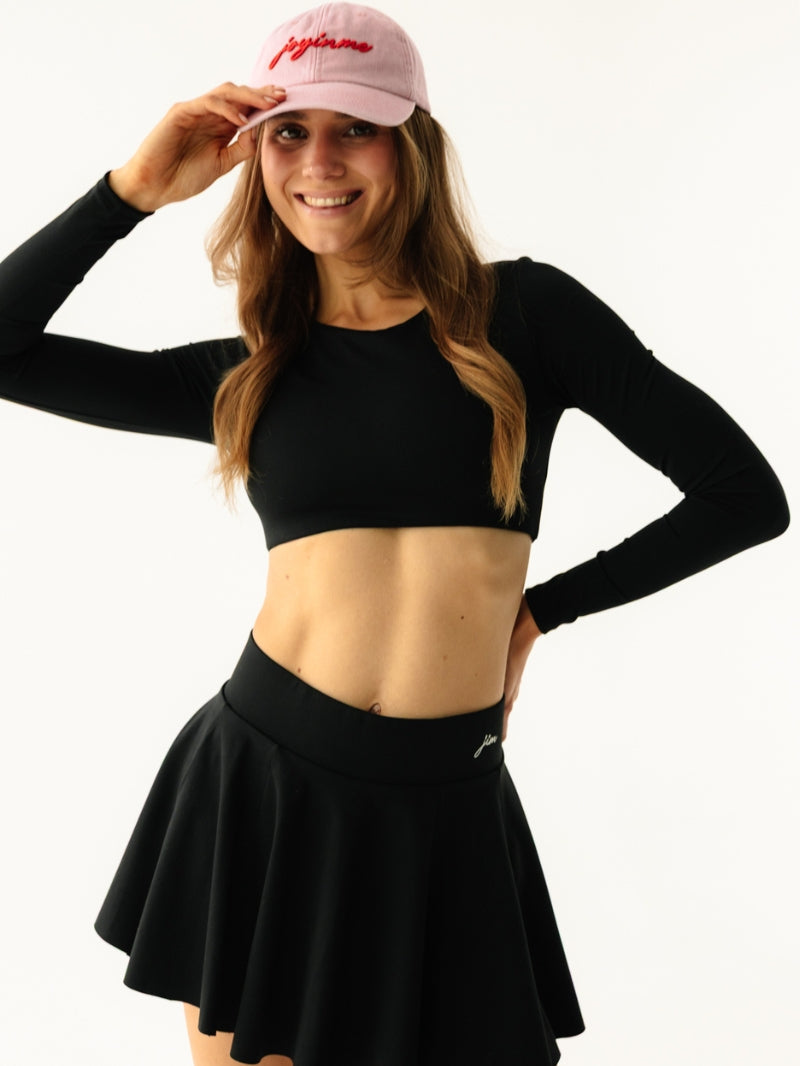 Czarny crop top sportowy z długim rękawem - set z czarną spódniczką tenisową i różową czapką z daszkiem