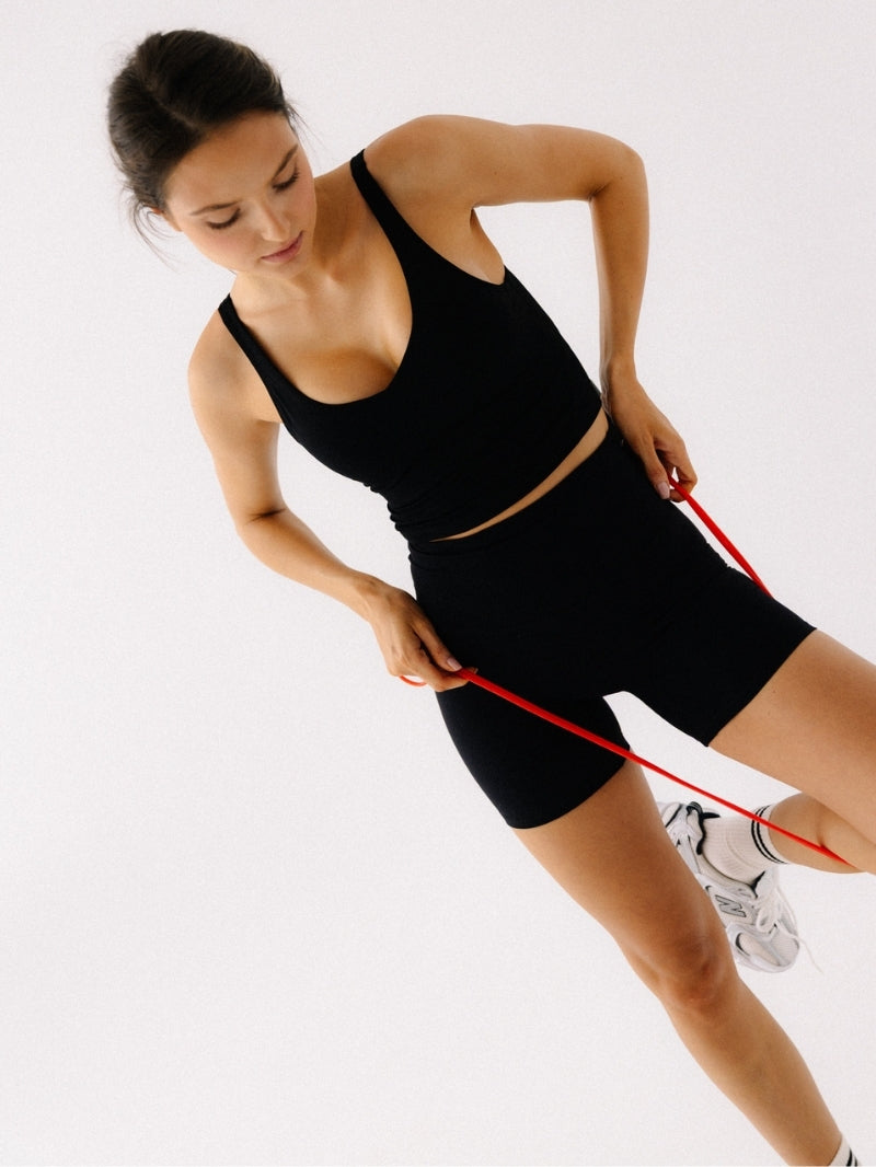 Damski crop top do jogi w kolorze czarnym z serii Grace - set z czarnymi spodenkami Movement