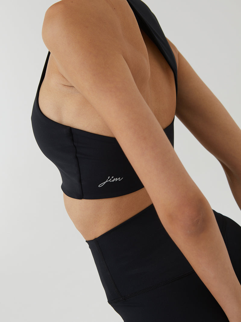 modelka w czarnym staniku do jogi z wycięciem na plecach Goddess - widok z profilu