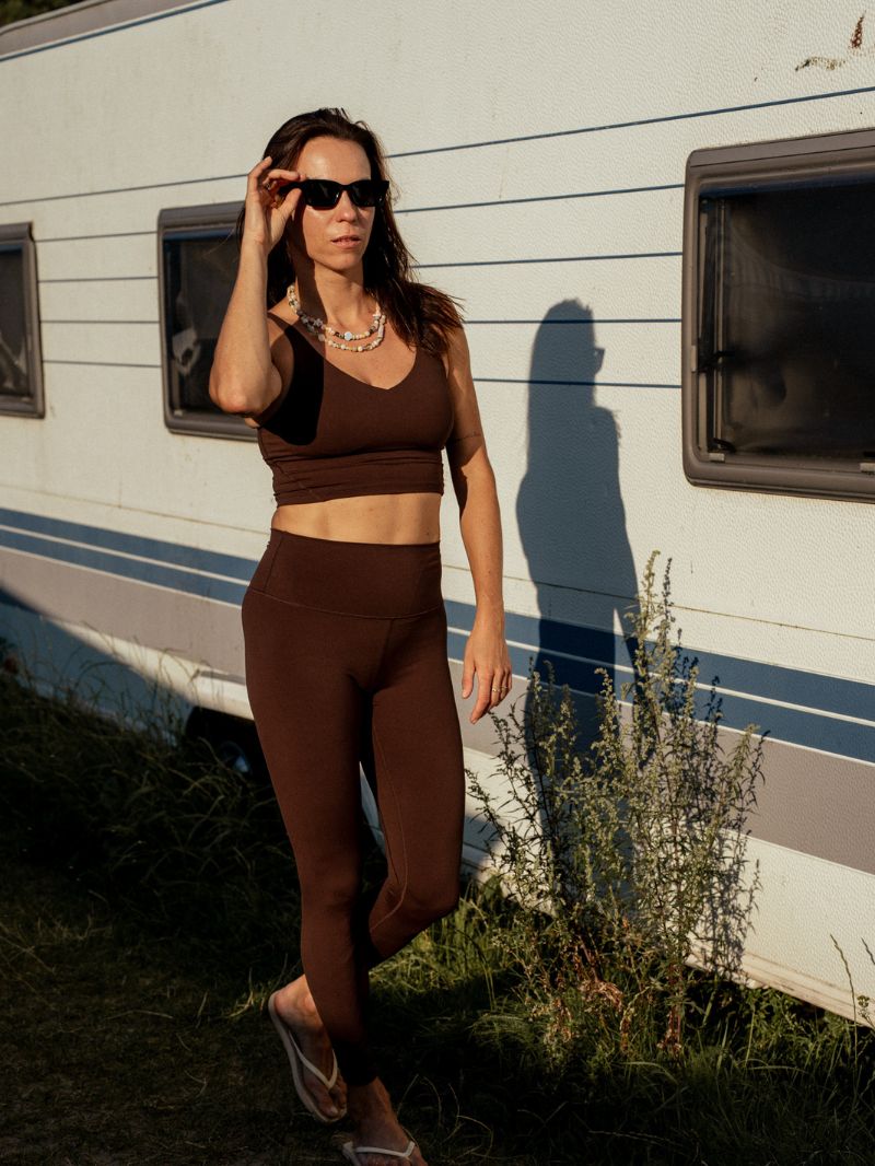 Brązowy damski crop top do ćwiczeń Grace – set z legginsami z wysokim stanem