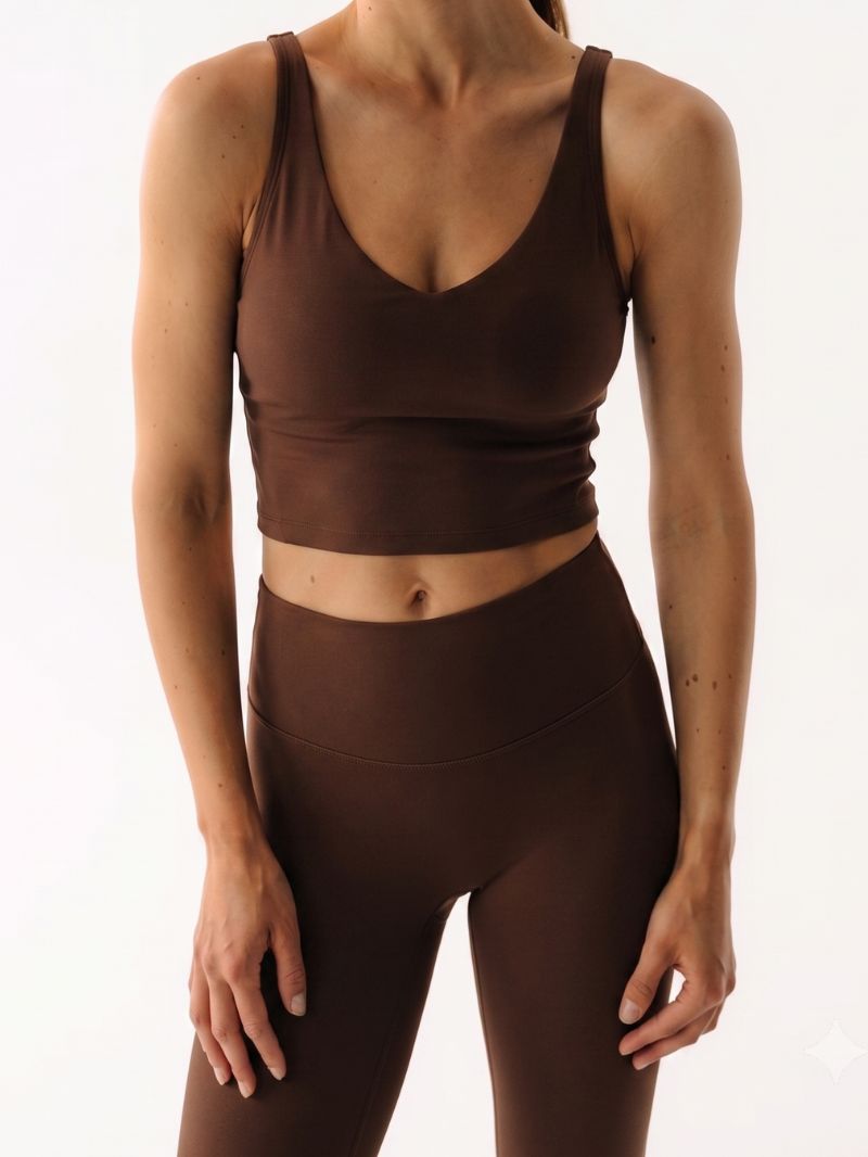 Brązowy damski crop top do ćwiczeń Grace - widok na dekolt