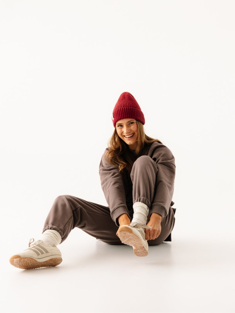Czerwona damska czapka z wełny merino - set z brązową luźną bluzą i spodniami