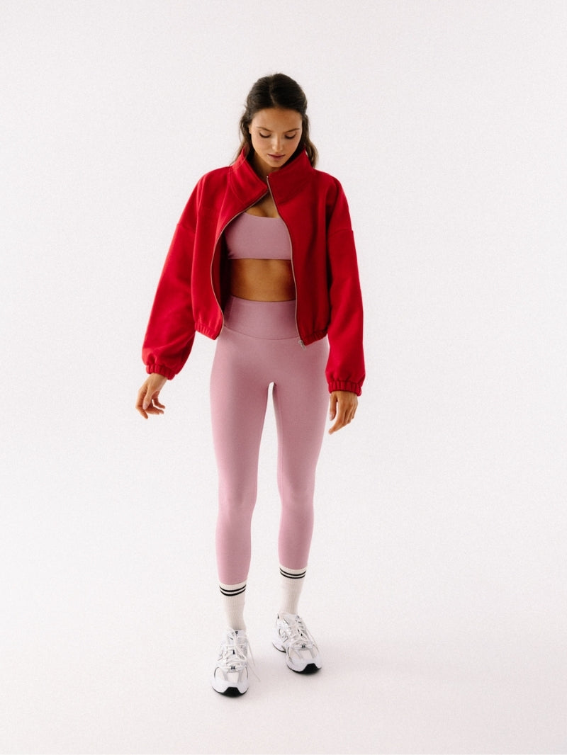 Rozpinana bluza ze stójką w czerwonym odcieniu z serii Zip Flow z haftem
Affirmation z wysokiej jakości bawełny - outfit z różowym crop topem sportowym i legginsami