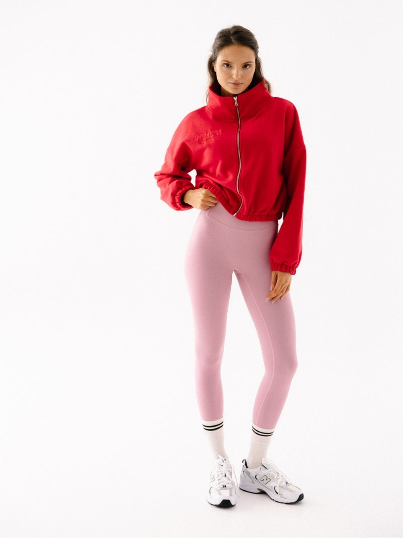 Rozpinana bluza ze stójką w czerwonym odcieniu z serii Zip Flow z haftem
Affirmation z wysokiej jakości bawełny - zapięta bluza z legginsami w różu i wysokimi skarpetkami z paskami