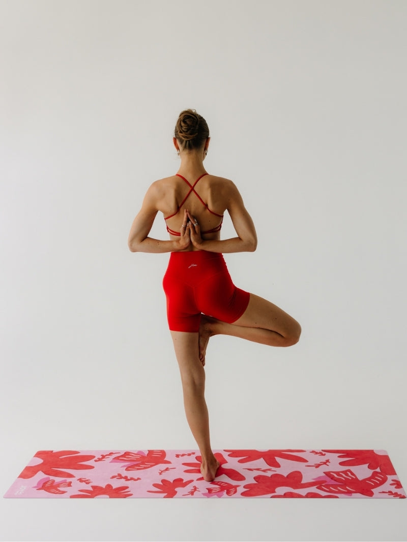 Czerwone damskie spodenki do jogi - zestaw z stanikiem sportowym