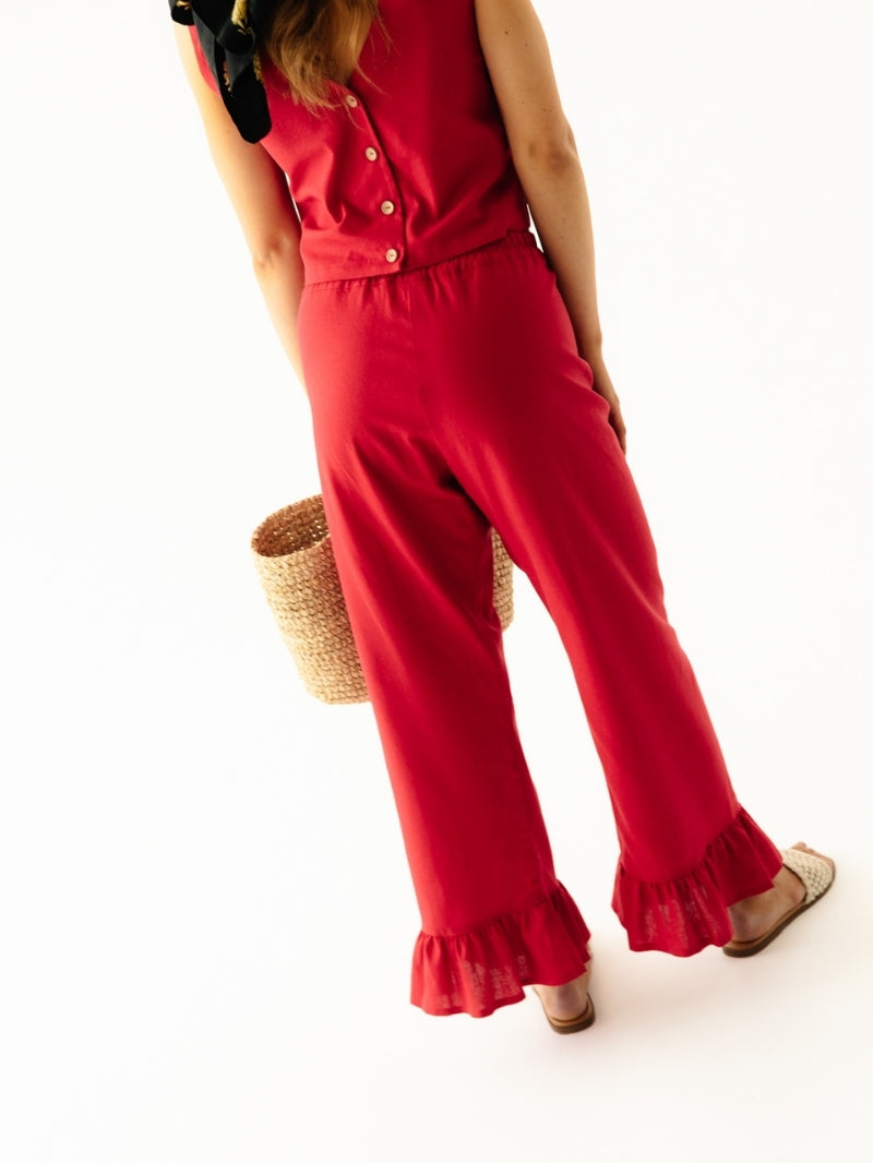 Czerwone letnie spodnie damskie z lnu z szerokimi nogawkami - widok na falbanki na nogawkach